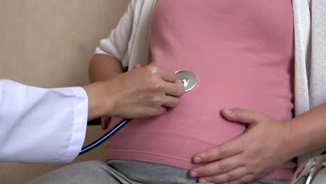 Pregnant-Woman-and-Gynecologist-Doctor-at-Hospital