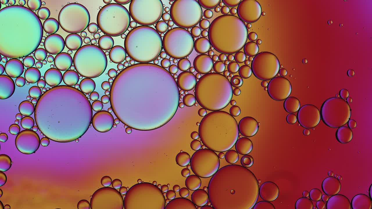 추상적인 다채로운 음식 기름 방울 거품과 구가 흐르고