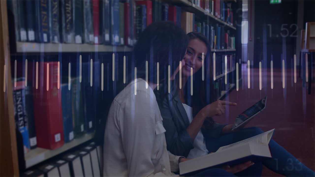 Due donne in biblioteca che toccano un tablet e indicano un libro, con un'onda sonora che pulsa in sovrimpressione mentre studiano.