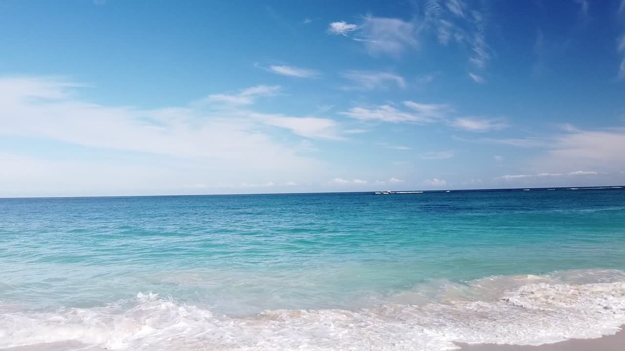 부드러운 파도가 비치와 함께 해변에 부히고