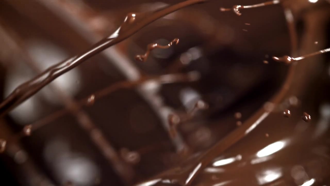 Colata di cioccolato fuso al rallentatore