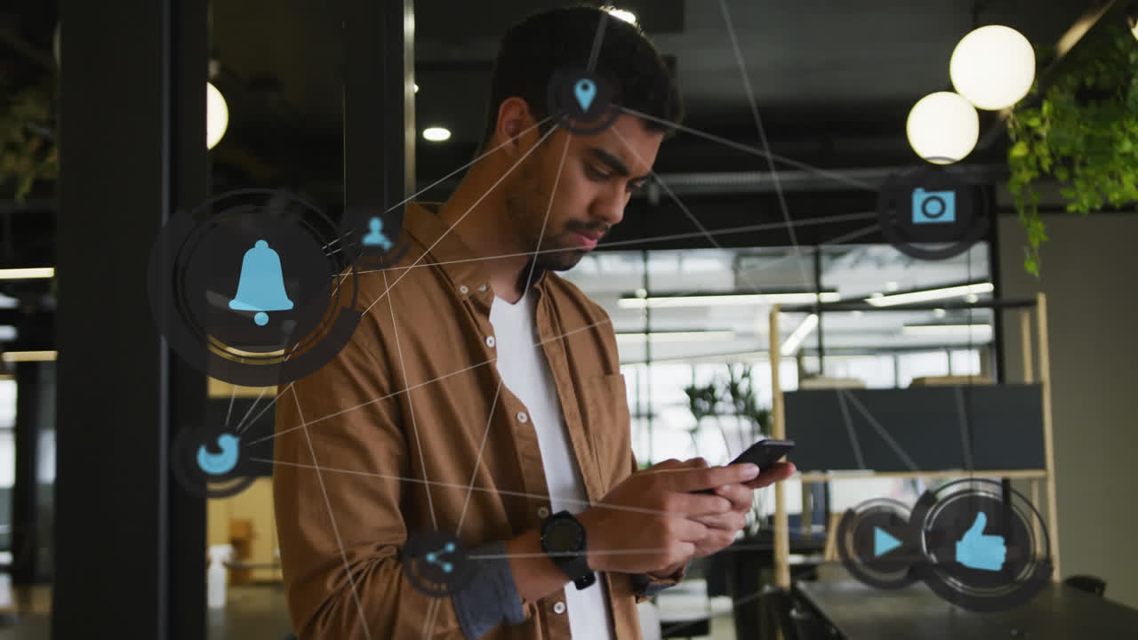 animación de iconos de los medios sobre empresario de raza mixta usando un teléfono inteligente