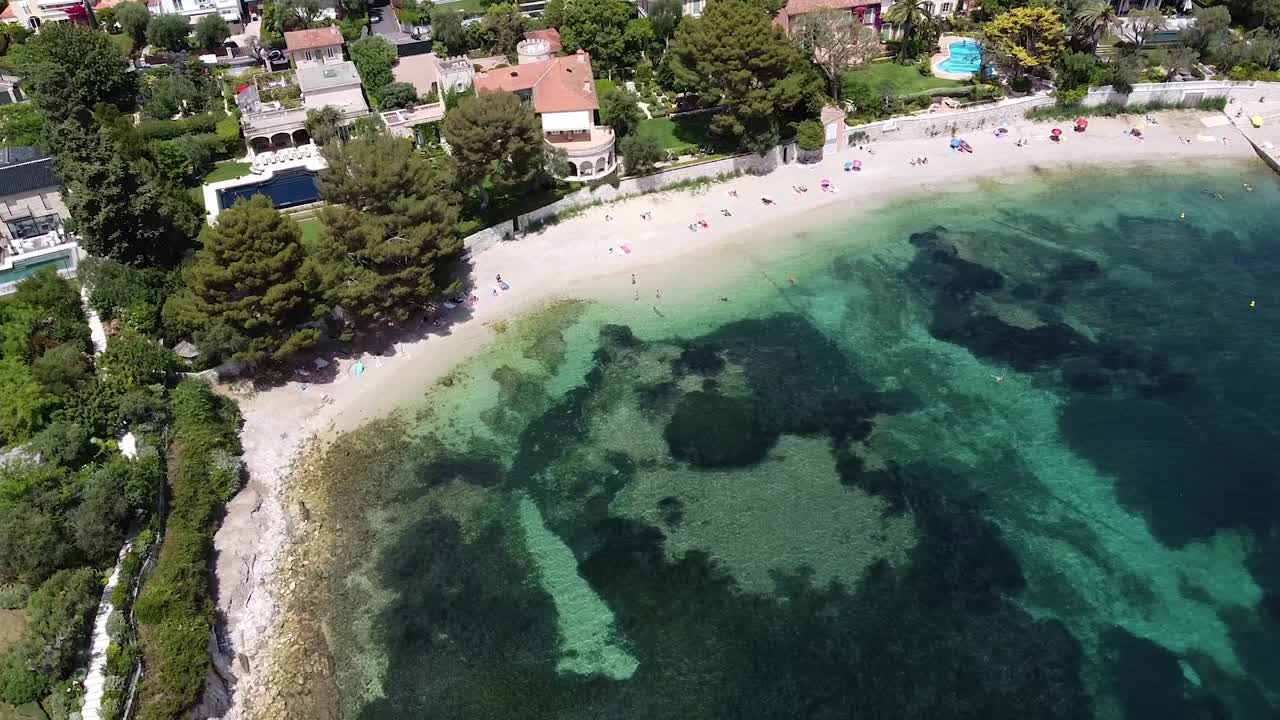 Vista aérea de uma bela praia em Nice, sul da França.