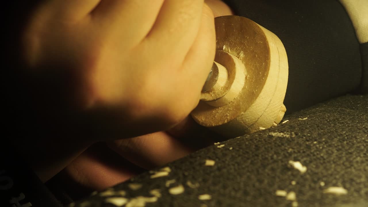 escultor esculpindo madeira crua arte de rolo de violino feito à mão