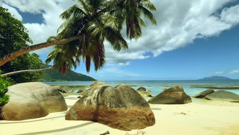 Mahé-Seychellen,-Wunderschöner-Weißer-Sandstrand-Mit-Felsbrocken-Und-Palmen