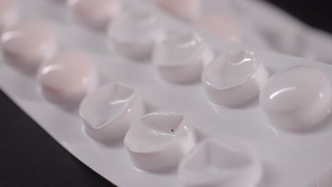 las pastillas blancas en un paquete de blister