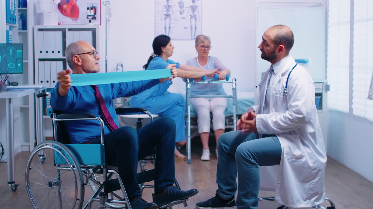 un anciano en silla de ruedas ejercitando la fuerza muscular con una banda elástica