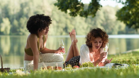 una pareja haciendo un picnic en el parque.