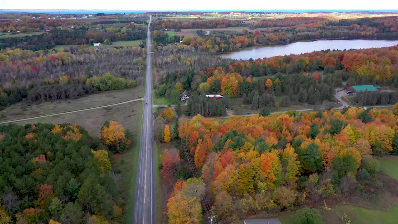 drone aéreo de otoño 4k michigan road