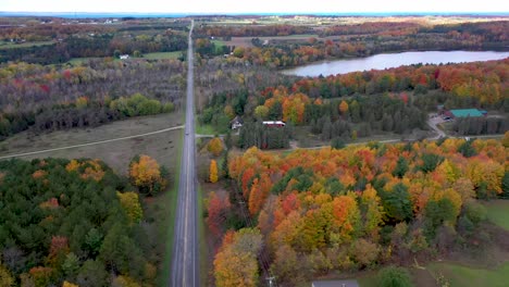 Drone-Aéreo-De-Otoño-4k-Michigan-Road