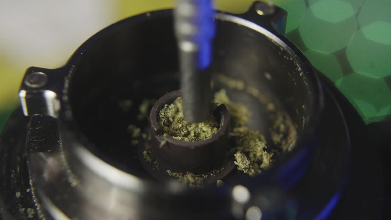 uno strumento usato per impacchettare i germogli di marijuana nella ciotola di un vaporizzatore per vaporizzare l'erba