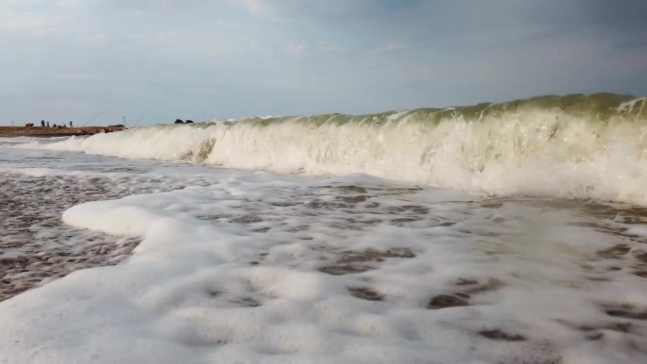 Onda marina sulla riva del mare.