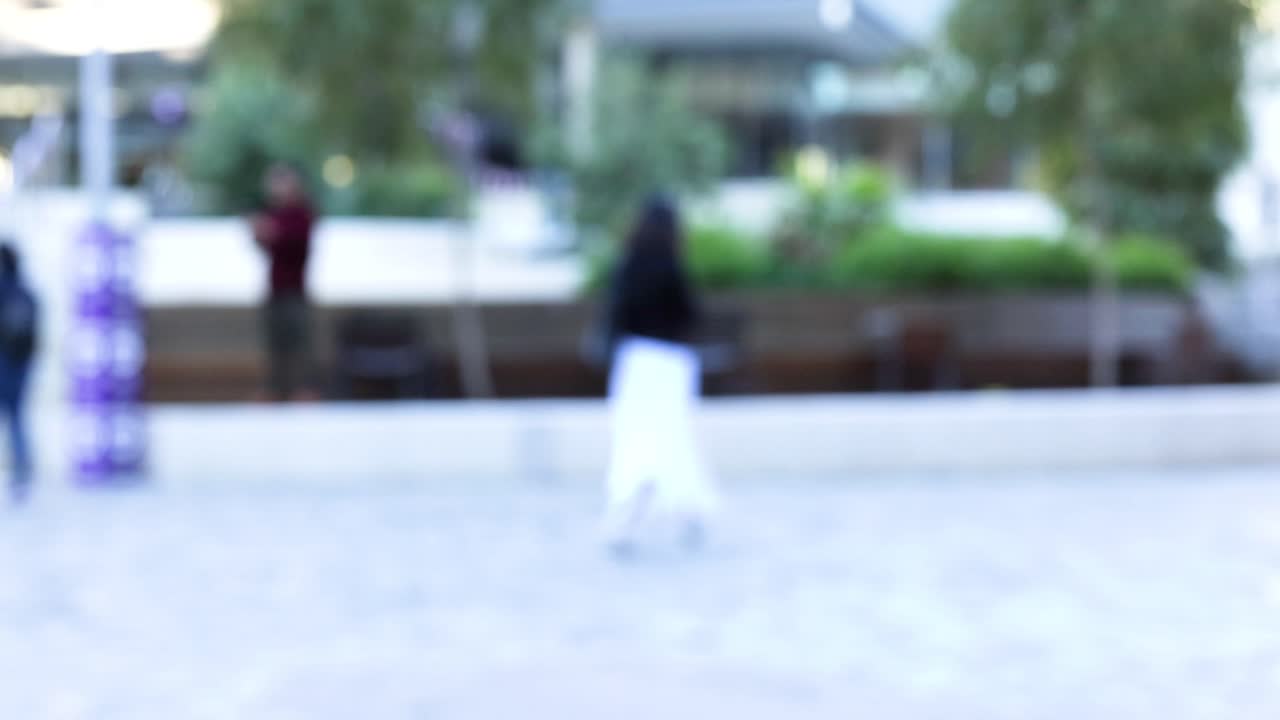 공공 광장에서 고 있는 사람 들