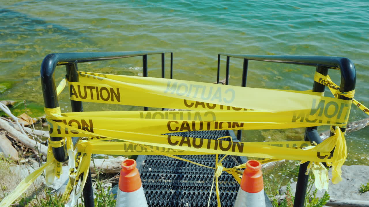 선착장 또는 해변 범람 및 해수면 상승으로의 잠긴 입구