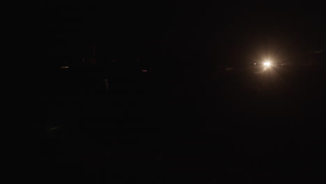 camión moviéndose en una carretera remota en la oscuridad total de la noche