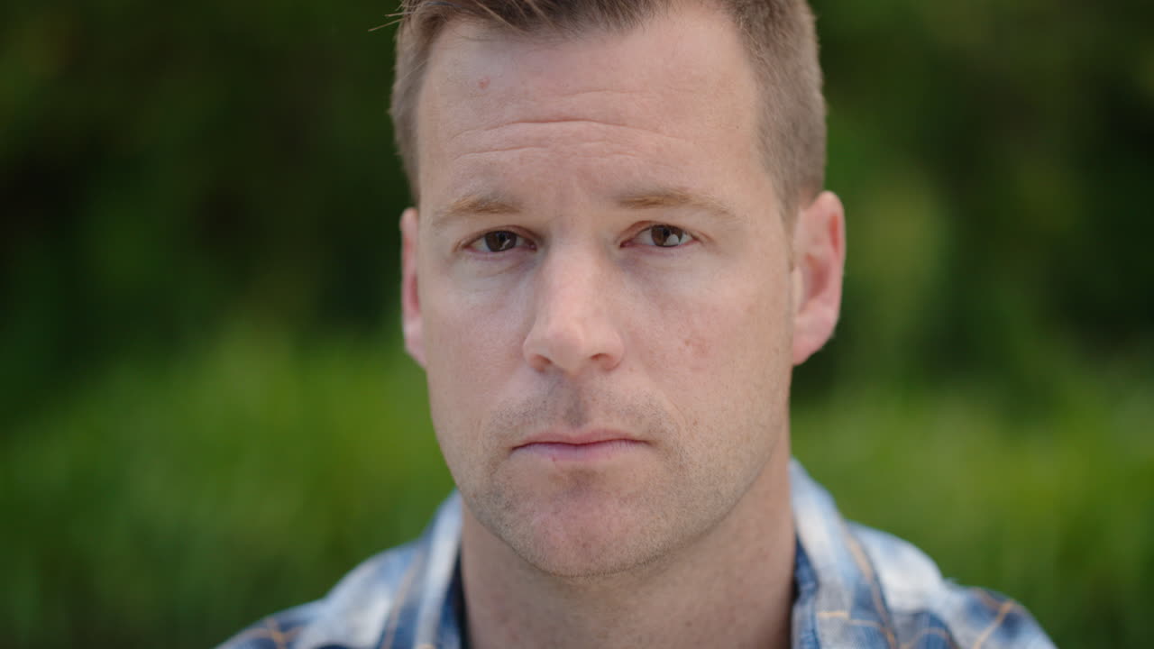 초상화 매력적인 남자가 심각한 표정으로 카메라를 바라보고 독립적인 백인 남성 증언 개념 4k 영상