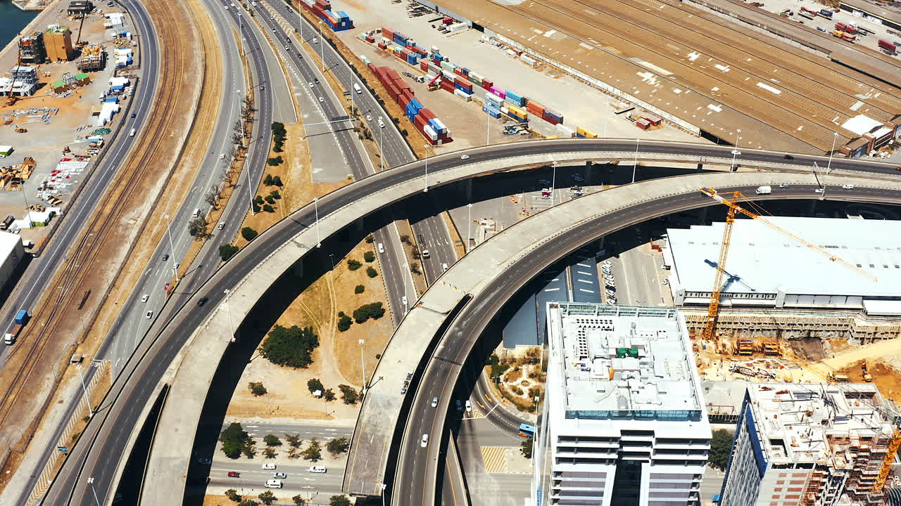 산업 구역 과 연결 된 고속도로 교차로 의 공중 사진