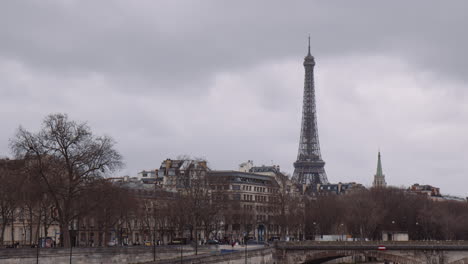 Famous-Eiffel-Tower-On-A-Gloomy-Day-In-the-City-Of-Paris,-France