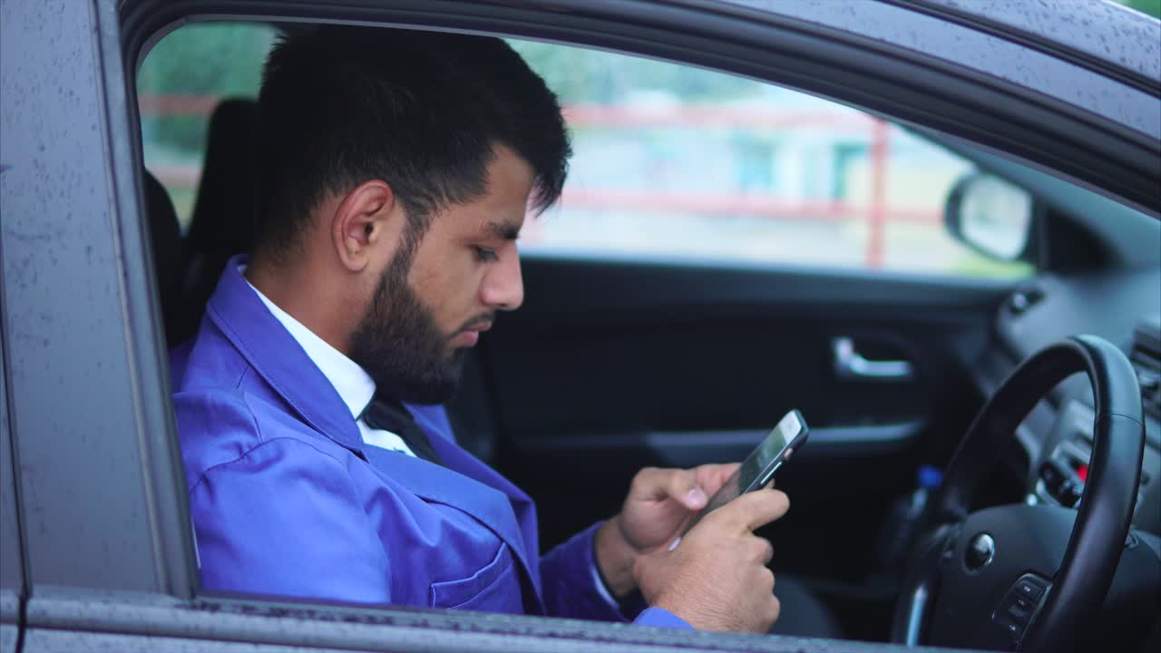 hombre de negocios usando un teléfono inteligente en un coche
