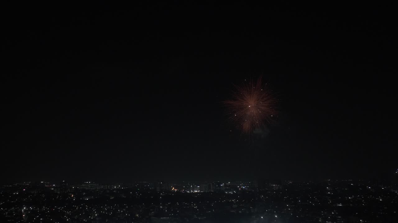 vista aérea de coloridos fuegos artificiales explotando en el cielo nocturno en chennai, india