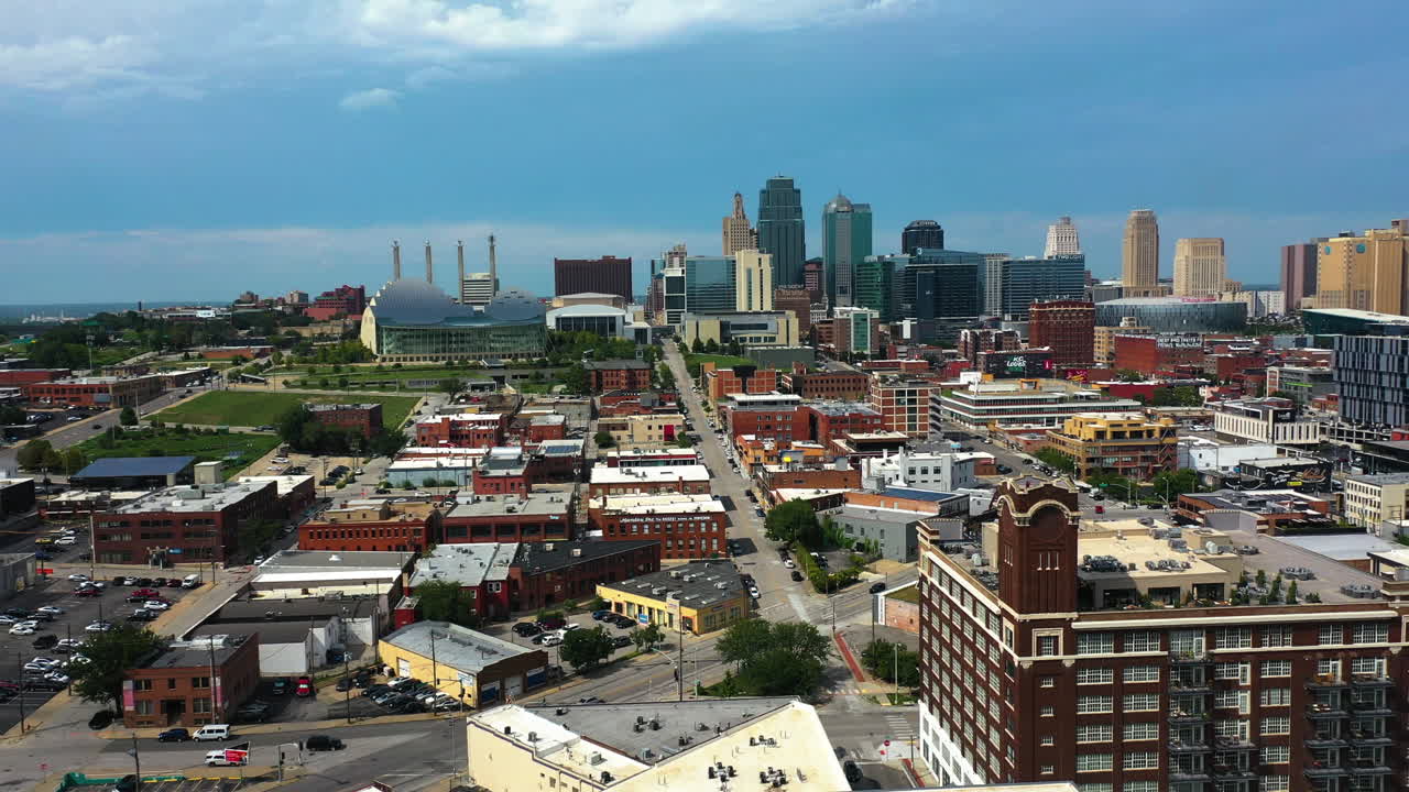 미국 미주리 주 에 있는  ⁇ 은 날 에 캔자스 시티 의 도시 풍경 의 항공 추적 사진