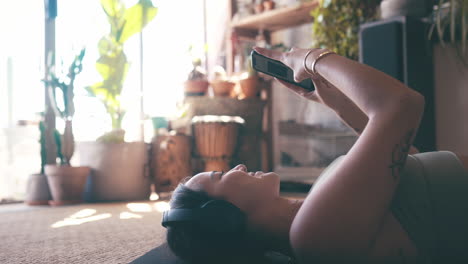 una mujer con auriculares