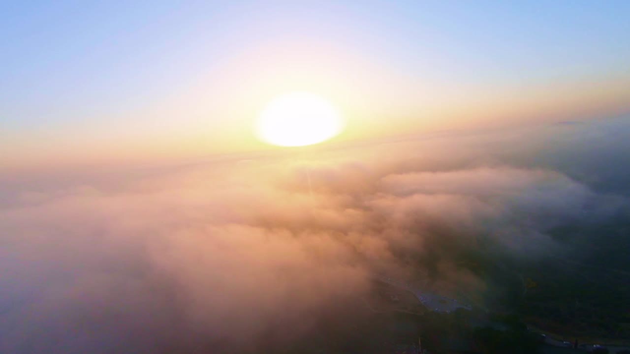 구름 위를 날아 하늘의 일출로 날아가는 경치 좋은 조감도