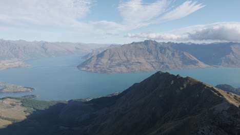 Amplia-Vista-Del-Lago-Wakatipu,-Queenstown-Y-Las-Montañas-En-Un-Día-Soleado-De-Verano-Desde-Ben-Lomond,-Nueva-Zelanda