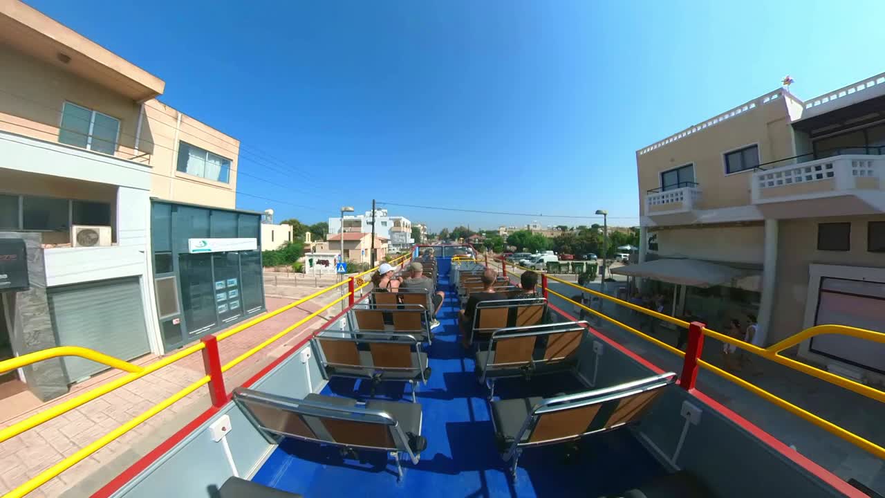 전 세계 관광객을 태우는 쿼드 바이크 투어에서 본 멋진 키프로스 섬의 전망