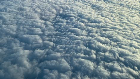 vista aérea de un cielo nublado con nubes en la tarde
