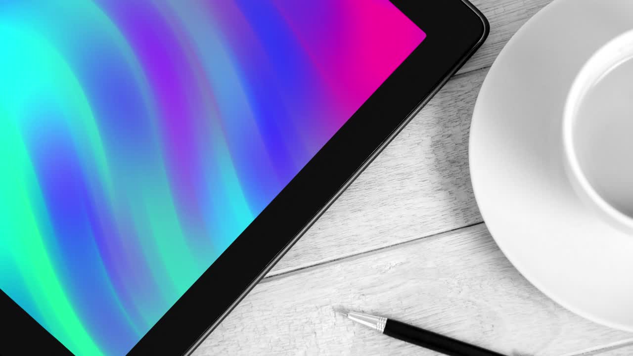 animación de la tableta con formas en movimiento coloridas en la pantalla en el escritorio