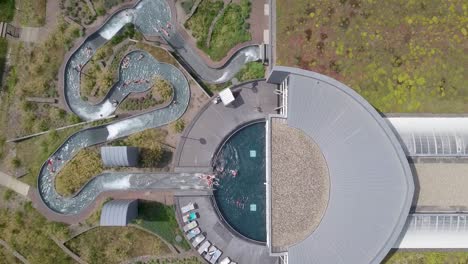 Vista-Aérea-De-Un-Parque-Acuático-Donde-La-Gente