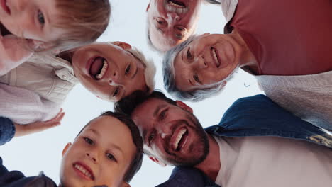 sonrisa, acurrucarse y retrato de una familia feliz