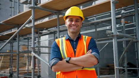 trabajador de la construcción en un sitio de construcción