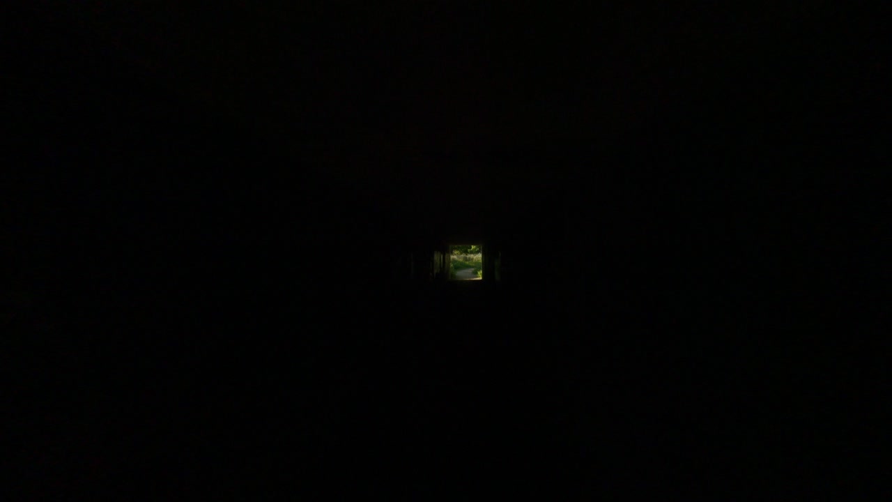 自行車下通道隧道 走出黑暗進入