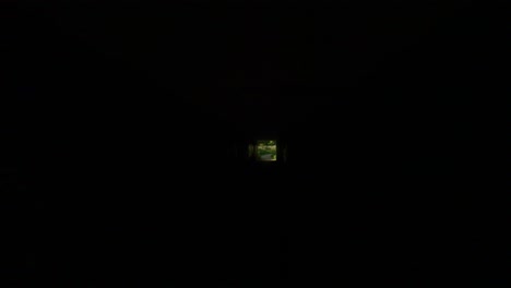 ciclismo paso subterráneo túnel salir de la oscuridad en