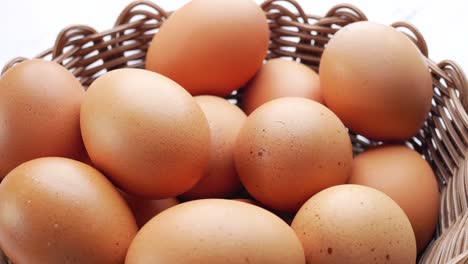 huevos marrones frescos en una canasta de mimbre