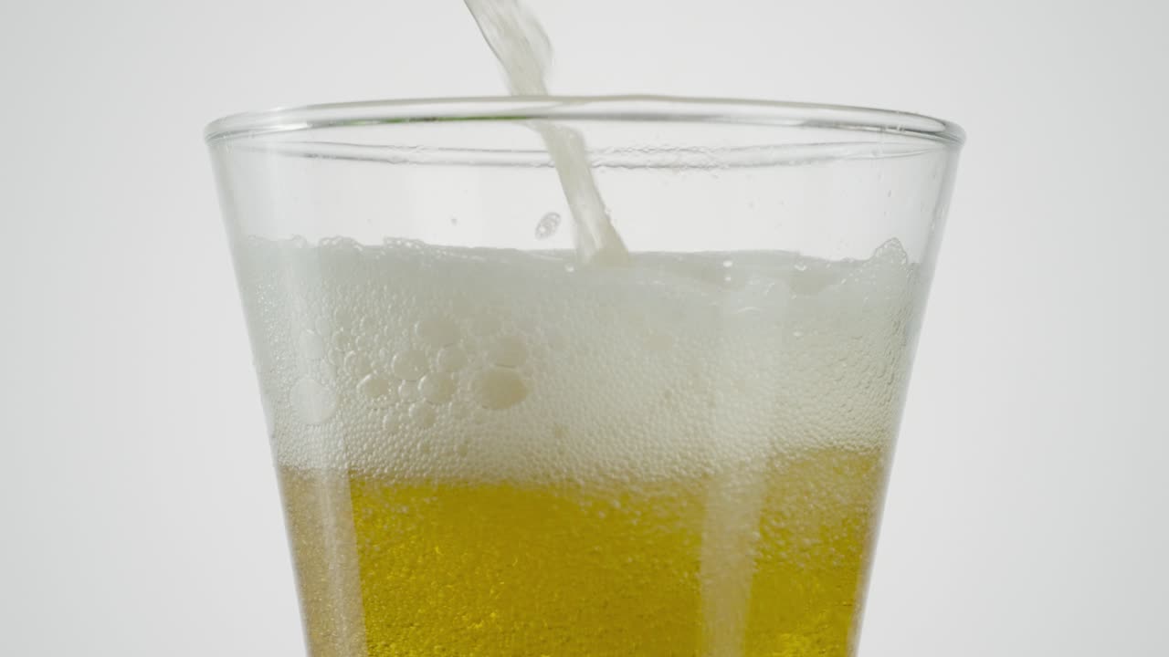 vertiendo cerveza en un vaso