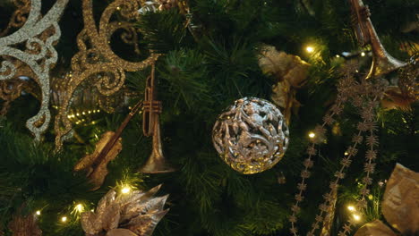 Nahaufnahme-Eines-Weihnachtsbaums,-Der-Mit-Lichtern,-Kugeln-Und-Glitzernden-Ornamenten-Geschmückt-Ist