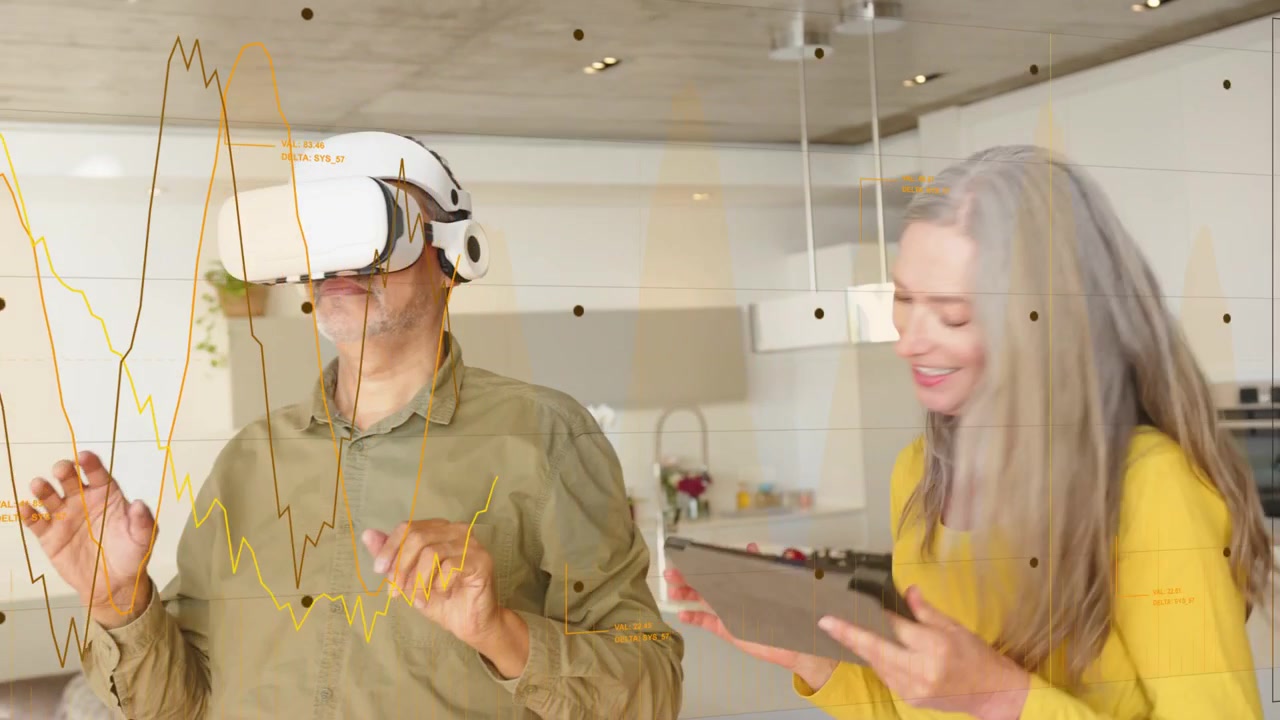 Мужчина поднимает белый VR-шлем на кухне, женщина направляет его через планшет, он тянется к объектам для демонстрации технологии.