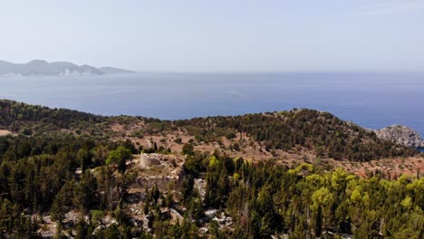 famosa estructura antigua de la fortaleza de assos en la cima de la montaña en cefalonia grecia - toma aérea