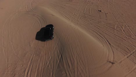 Clip-De-Drone-Fpv-En-Cámara-Lenta-De-Un-Coche-Todoterreno-En-El-Desierto