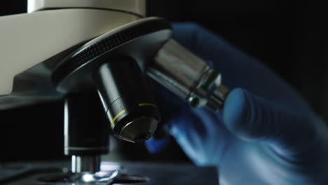 mano a mano convierte lentes de microscopio