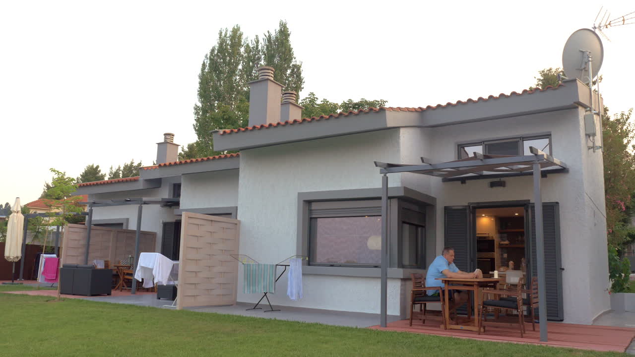 inquilino descansando en el patio trasero de una casa alquilada