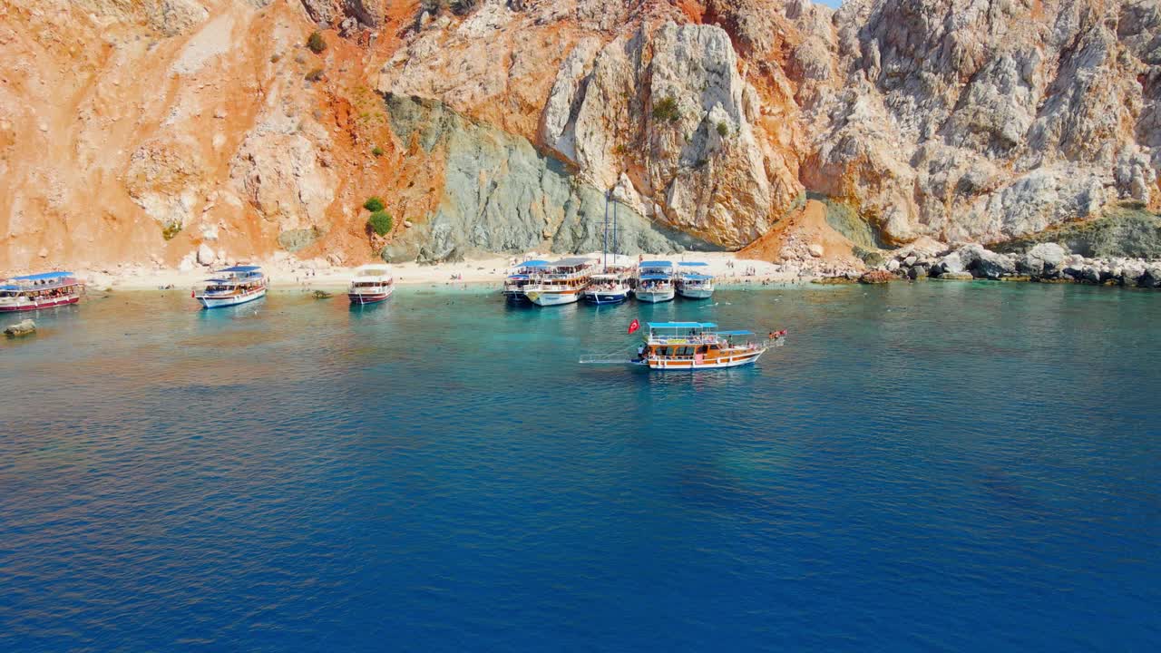 Veduta aerea in 4K con drone dell'isola di Suluada nel Mare di Adrasan, Antalya – Turchia