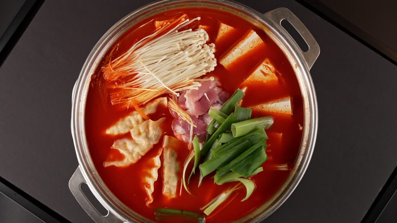 A bold and spicy stew with aged kimchi, tender meat, and fresh vegetables. The rich, savory broth delivers deep and satisfying flavors. 진한 국물에 숙성된 김치와 부드러운 고기, 신선한 채소가 어우러진 얼큰한 찌개. 깊고 풍부한 감칠맛이 일품입니다.