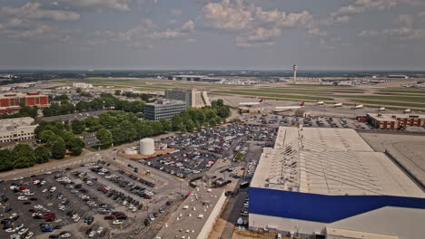 Atlanta-Georgia-Aerial-V889-Hyperlapse-Drohnenüberflug-über-Den-Hapeville-College-Park,-Aufnahme-Von-Landebahn--Und-Parkplatzaktivitäten-Am-Flughafen-Atlanta-Hartsfield-Bei-Tag-–-Aufgenommen-Mit-Mavic-3-Pro-Cine-–-Juni-2023