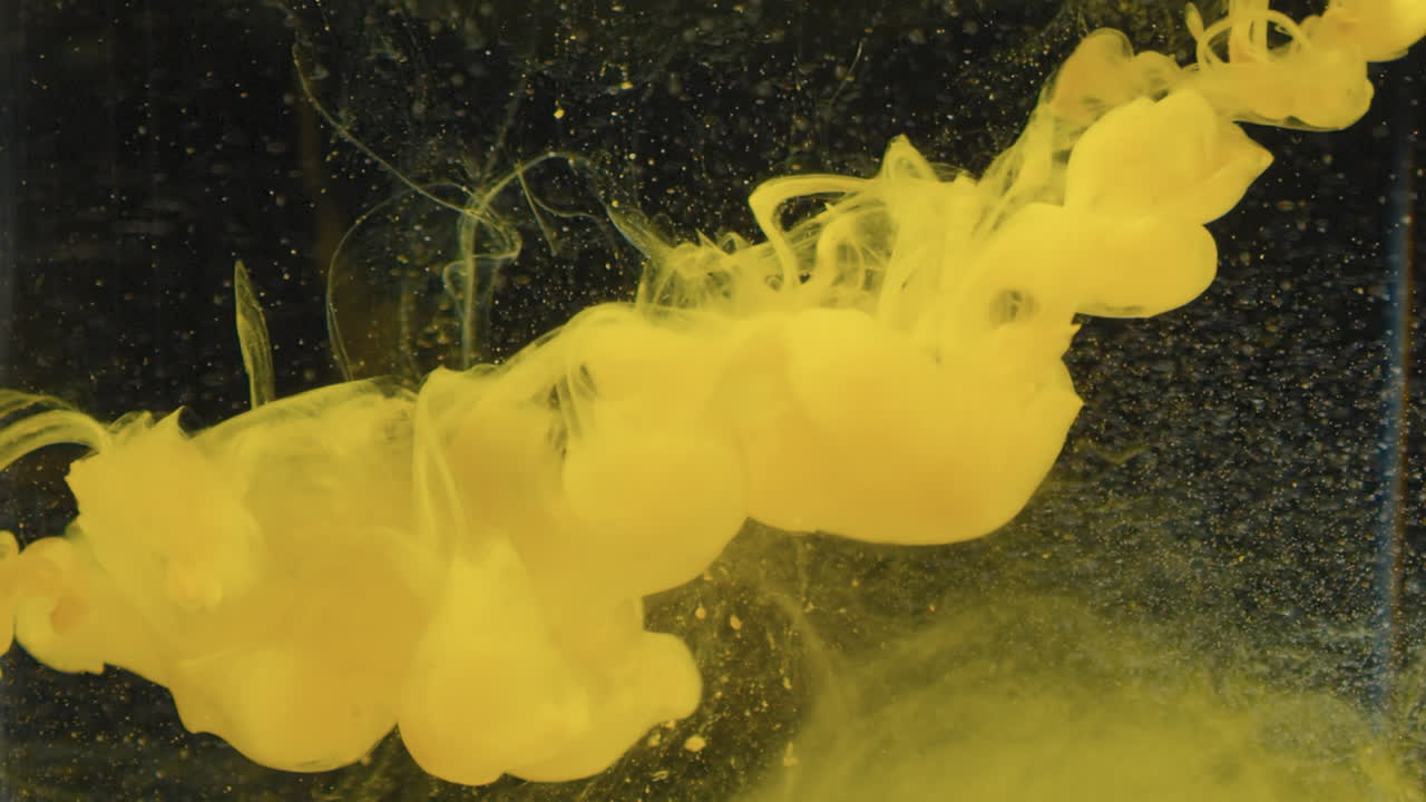 물에 노란색 잉크