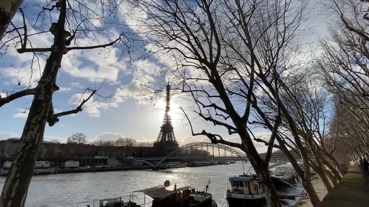 виды эйфелевой башни с реки сена в париже