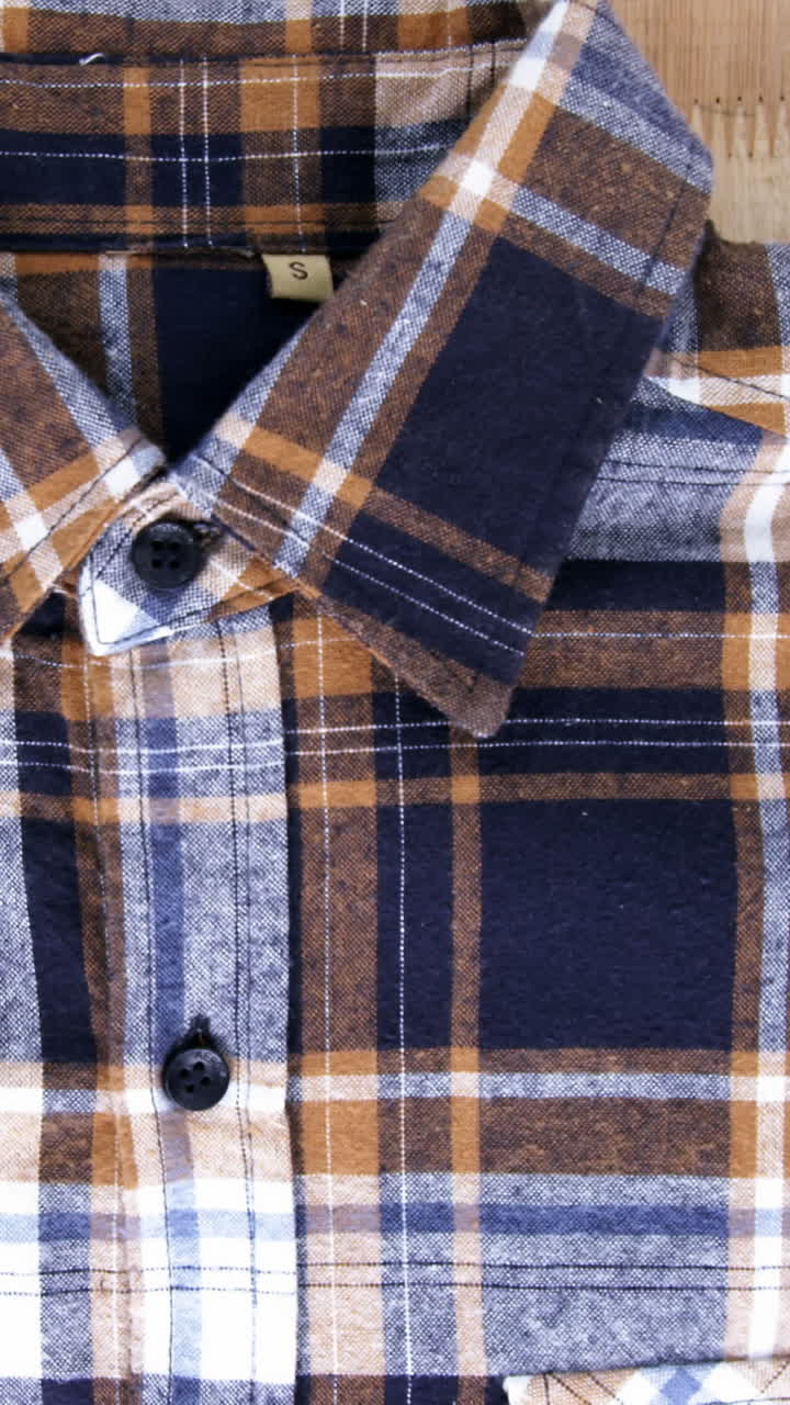 gafas y camisa plegada en una mesa de madera